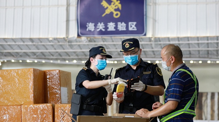 图为:广州海关所属广州车站海关关员查验中欧班列货物 图为:广州海关所属广州车站海关关员查验中欧班列货物