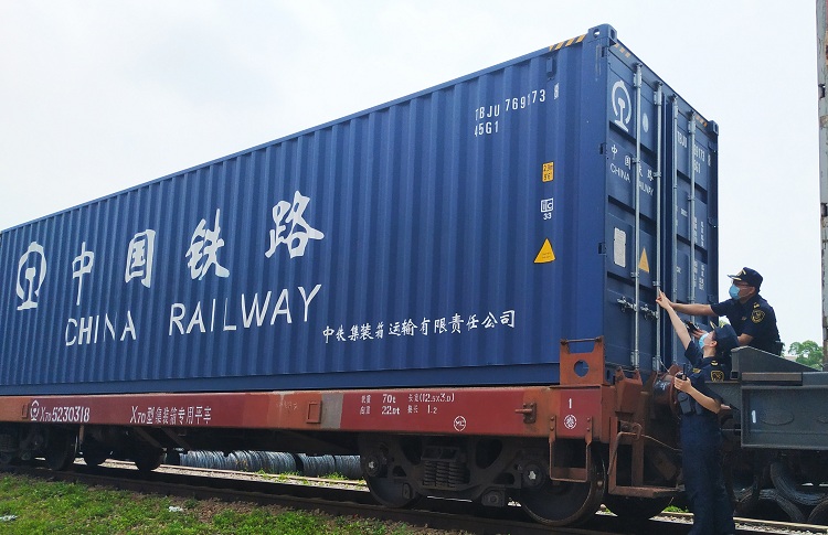 图为:广州海关所属广州车站海关关员核对即将开行的中欧班列集装箱号 图为:广州海关所属广州车站海关关员核对即将开行的中欧班列集装箱号