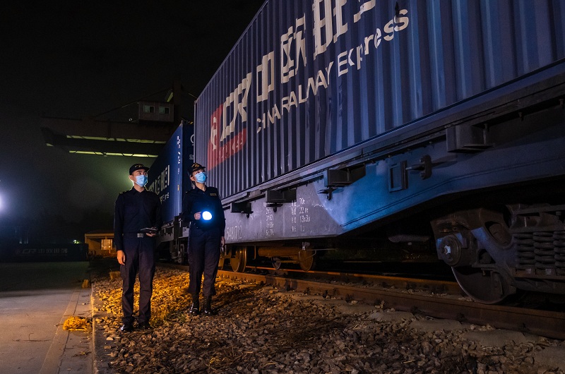 广州海关所属广州车站海关关员对发运前的班列集装箱标识号进行核查邓博遥摄