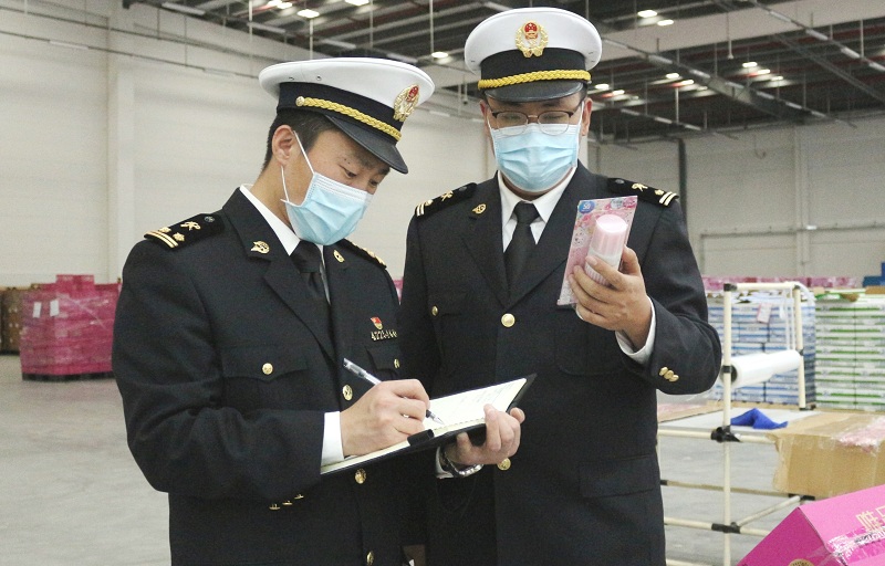 海关关员现场监管跨境电商保税进口商品库内组套业务