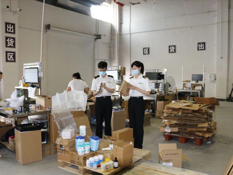 关员深入跨境电商企业仓库核查。