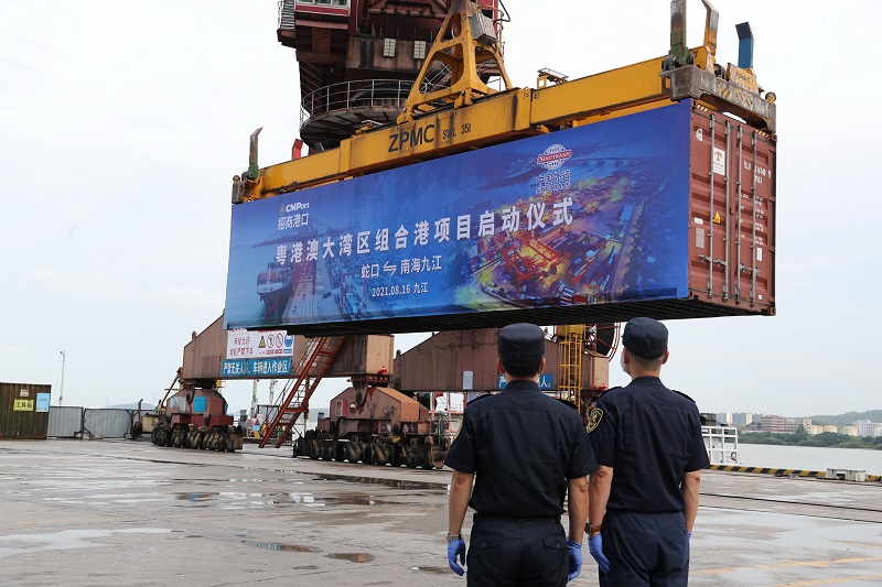 佛山海关所属南海办事处关员对首批南海九江与蛇口组合港货物出口1——关悦摄.JPG