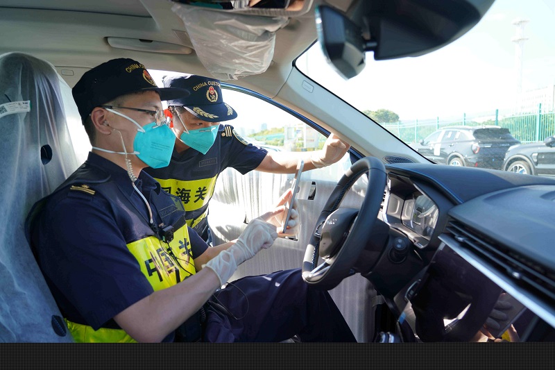 寧波海關關員正在對出口汽車進行監管20210926-張佐攝.JPG