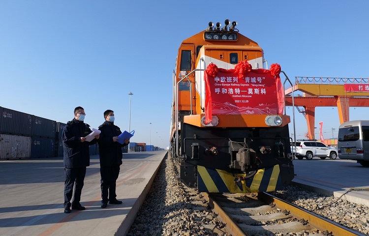 青城号中欧班列准备驶出沙良物流园区
