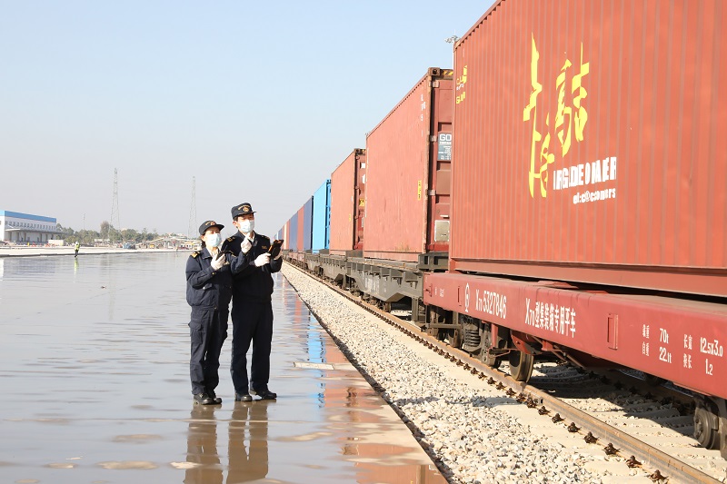 图为：广州海关所属广州车站海关关员对将要发运的中欧班列进行监管--麦东豪摄
