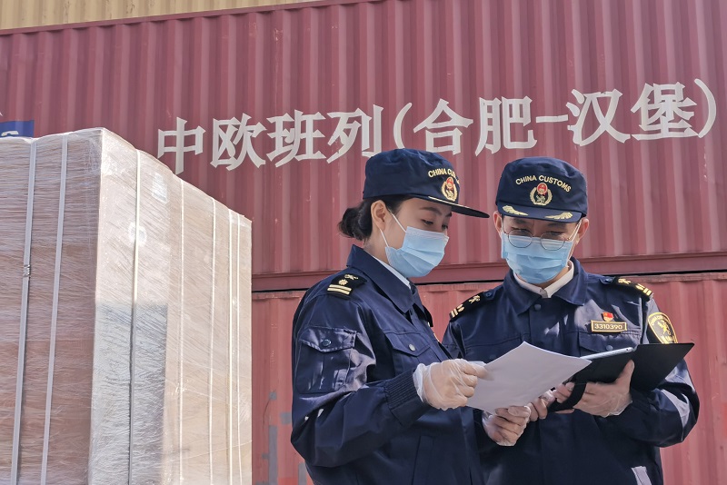 庐州海关关员对合肥中欧班列货物开展查验作业