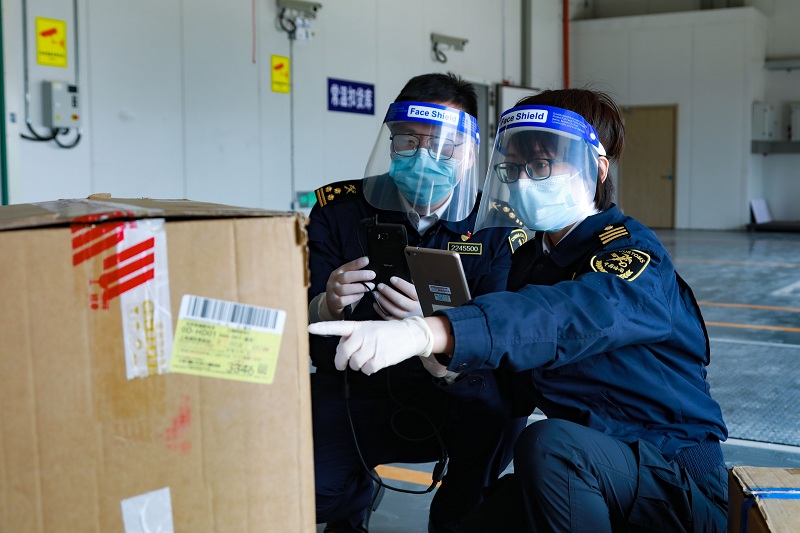 海关关员对入区货物开展现场查验20220303-钱坤摄1