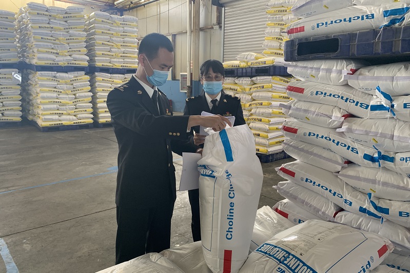 圖為黃驊港海關關員查檢出口飼料添加劑1.20220330方鵬攝