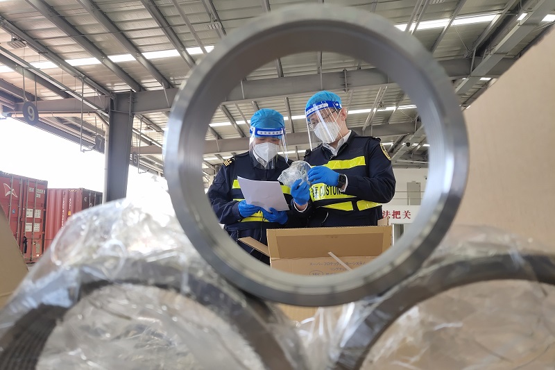 外港海关对一批苏州某企业申报出口的螺纹管套铝帽等货物实施验放，全力保障长三角小微企业渡过疫情难关20220412-张宇财摄