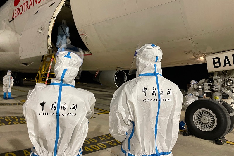 图为：关员凌晨对进口货运航班进行现场监管