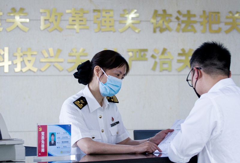圖為：新生圩海關(guān)關(guān)員為企業(yè)進(jìn)行政策解讀。舒立曦?cái)z