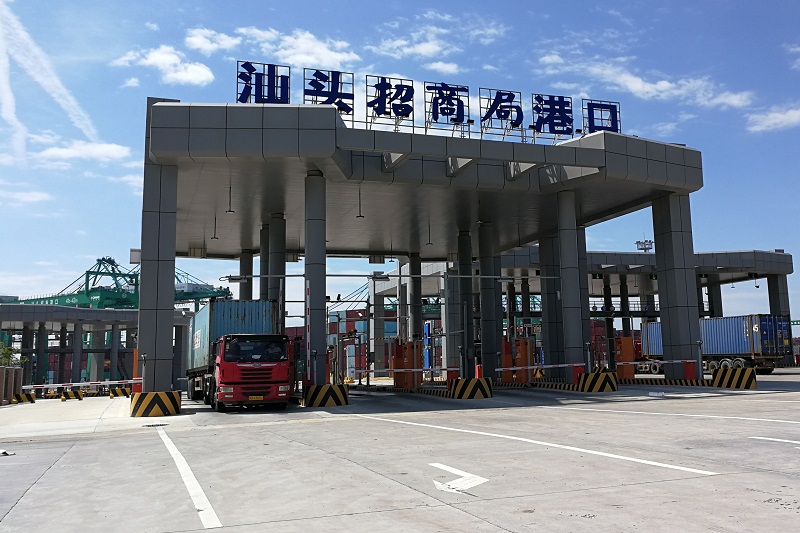 集裝箱車通過閘口