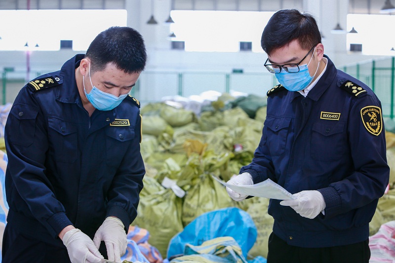 关员正在检查即将通过中欧班列（重庆）运输出境的邮件