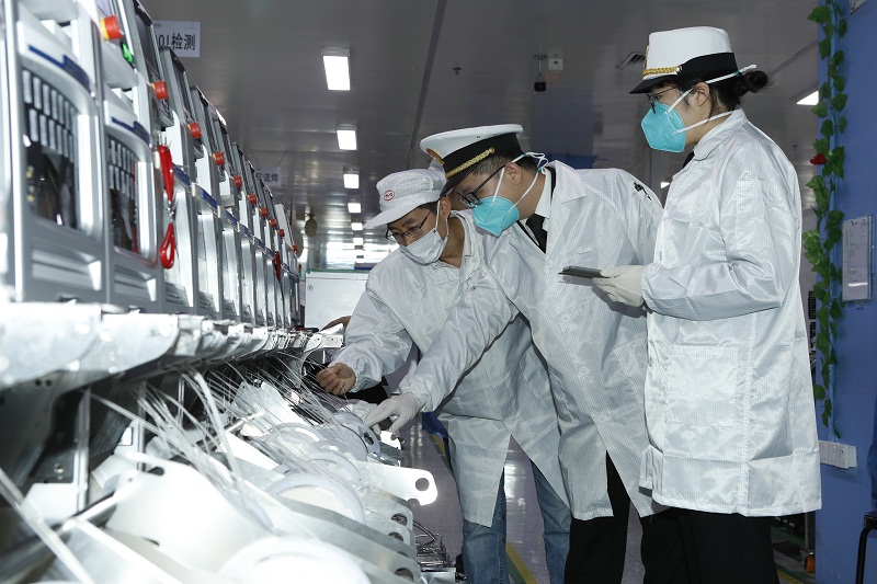 圖為：深圳海關關員到企業(yè)調研外貿情況+李硯偉攝+(5)
