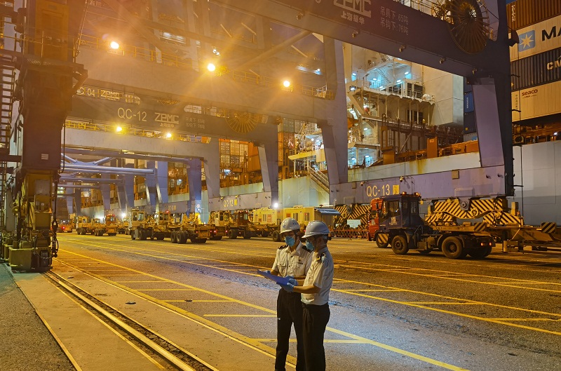 图为广州海关所属南沙海关关员对进口“湾区一港通”船舶进行监管