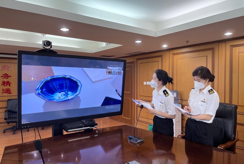 上海外高桥保税区海关通关远程视频对辖区文化艺术品保税仓储企业进行网上核查20220621-李明威摄