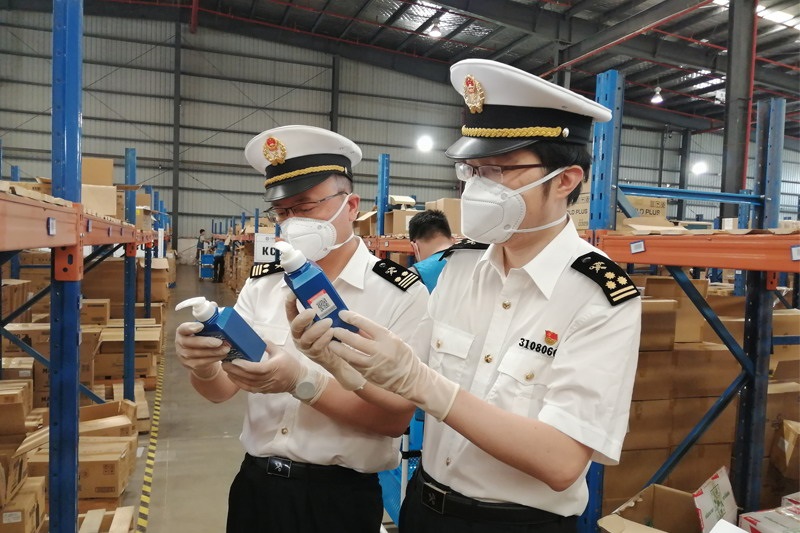 寧波海關(guān)關(guān)員查驗中東歐進口商品鄭天帆攝
