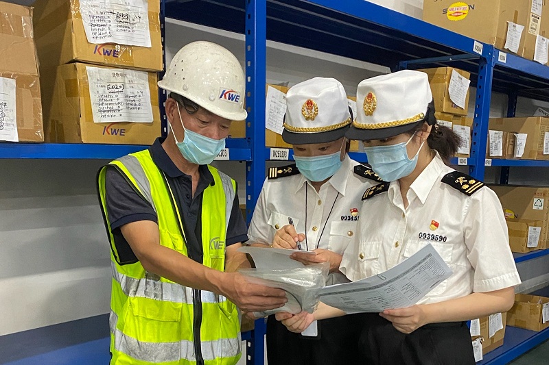 大連海關(guān)企業(yè)協(xié)調(diào)員走進(jìn)企業(yè)實(shí)地了解企業(yè)困難+陳馳攝