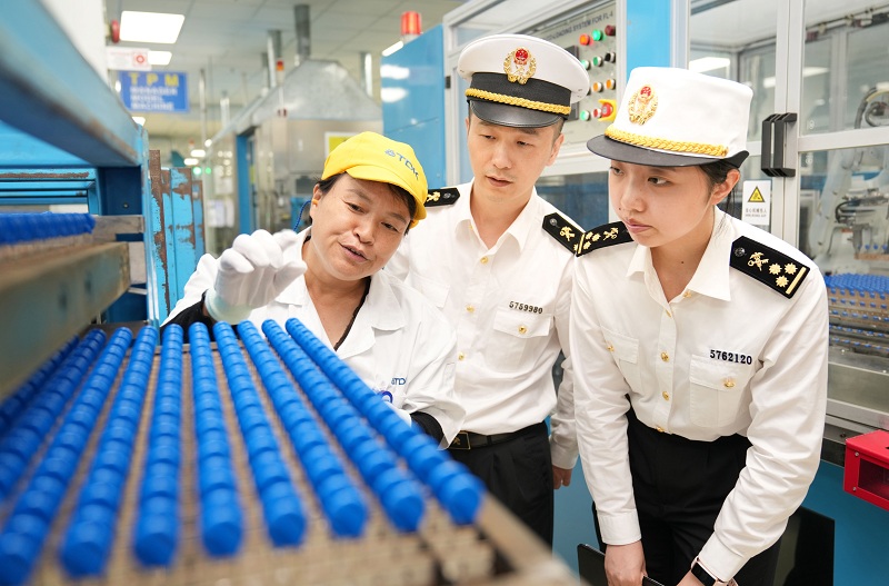 圖為：關員到東電化電子元器件(珠海保稅區(qū))有限公司了解生產情況