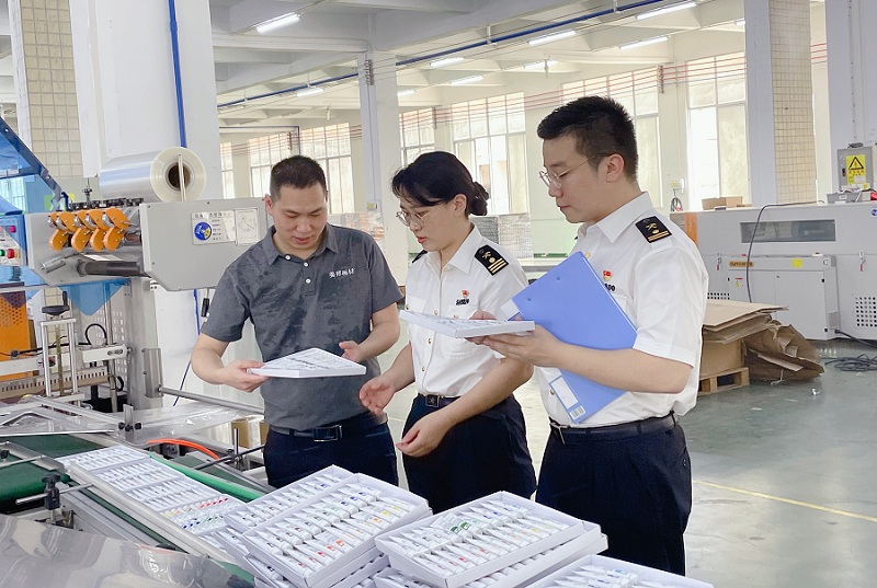 图为：广州海关关员深入企业调研并开展自贸协定政策优惠宣讲
