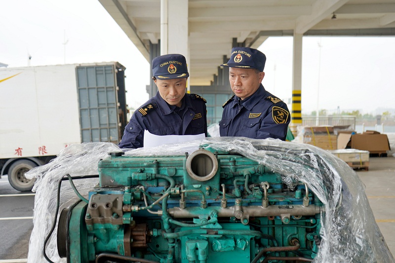 2月12日,高栏海关关员对保税维修货物进行监管。摄影:龙柯宇1
