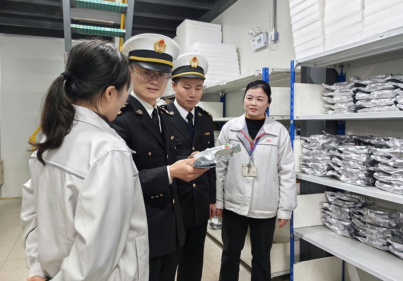 图为:宁波海关关员实地走访企业宣贯保税研发政策