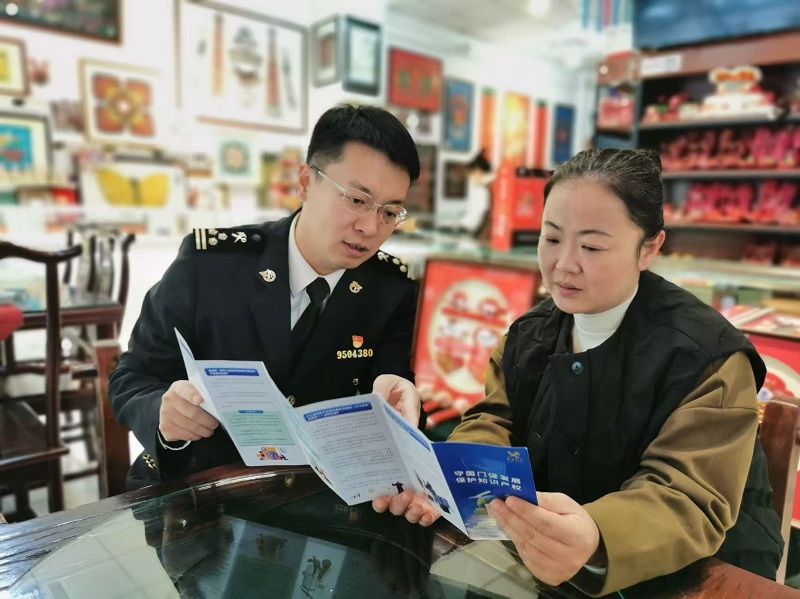 图为：兰州海关所属平凉海关关员赴企业宣讲知识产权海关保护政策
