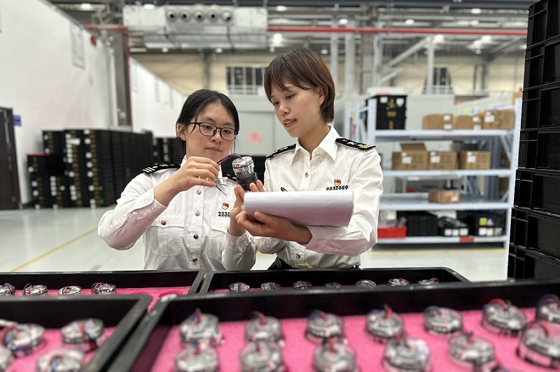 图为：苏州海关关员在智能家电企业调研产品情况