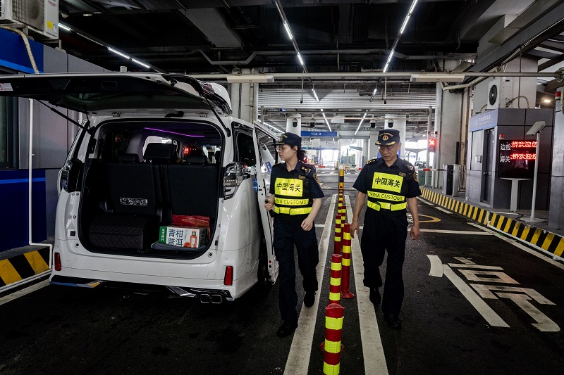港珠澳大桥海关关员快速验放“北上”香港单牌车+林昌锋摄