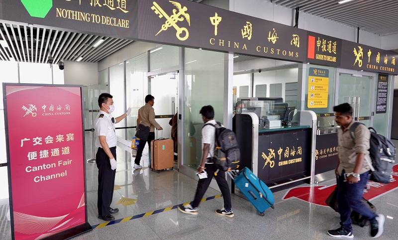 圖為：廣州海關在琶洲港澳客運口岸設立廣交會來賓便捷通道，服務保障第138屆廣交會參展客商高效通關。（韓建全+攝）