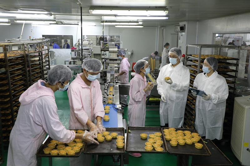 圖為州海關(guān)所屬花都海關(guān)關(guān)員到食品生產(chǎn)企業(yè)對出口月餅進行監(jiān)管