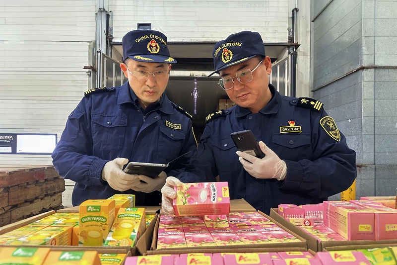 海关关员对出口冰淇淋制品开展查验工作
