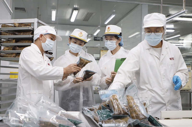 中山海關關員對供澳端午粽開展日常監管