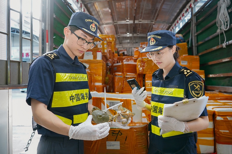 香洲海關(guān)關(guān)員對供澳食用水生動物實施屬地監(jiān)管