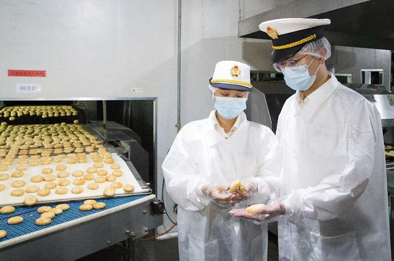 圖為：蘇州工業(yè)園區海關(guān)關(guān)員在出口食品企業(yè)進(jìn)行現場(chǎng)檢查。攝宗銳[1]