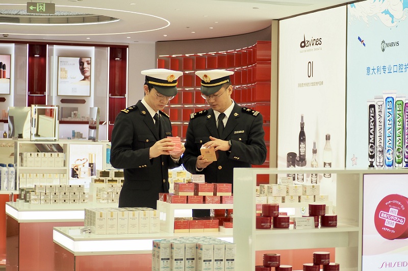 图为：宁波海关关员对中东欧等跨境商品开展现场监管