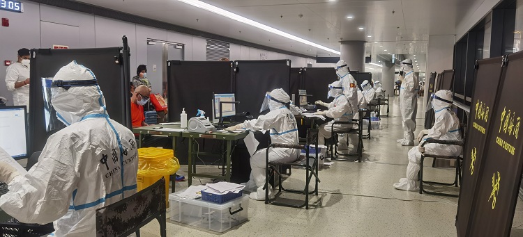 图为：宁波机场海关关员开展入境旅客流行病学调查。陈坚摄