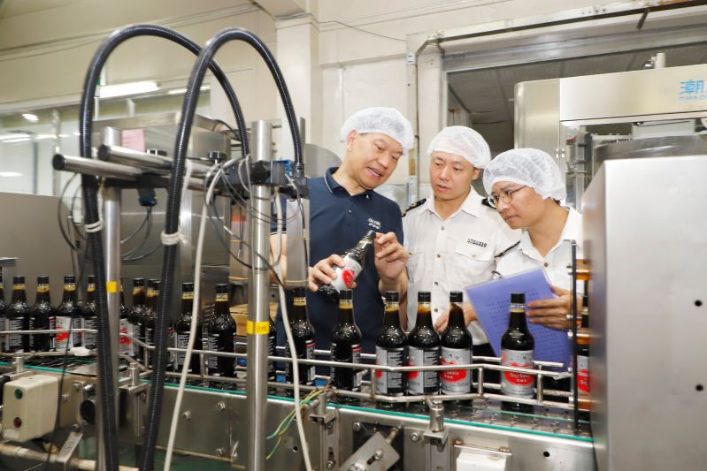 图为：中山海关关员到企业调研酱油生产及出口情况（2） 黄妙双 摄