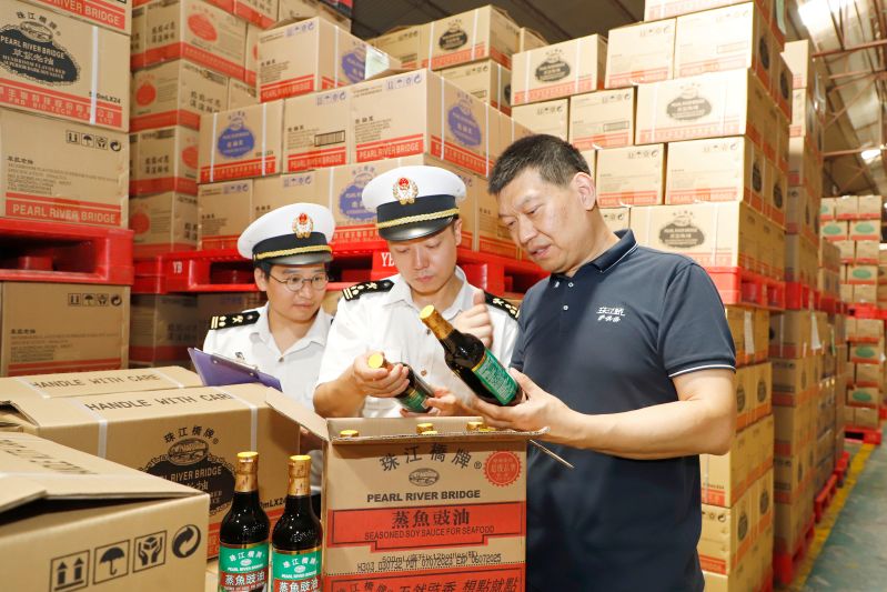 图为：中山海关关员到企业调研酱油生产及出口情况（3） 黄妙双 摄