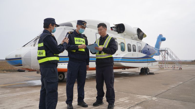 图为：湾仔海关关员对出境维修复进直升机进行监管(1)  敖璟荟摄