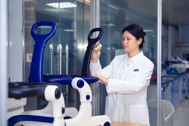 4.图为：广州海关技术中心工作人员在对婴儿学步车进行间隙测试