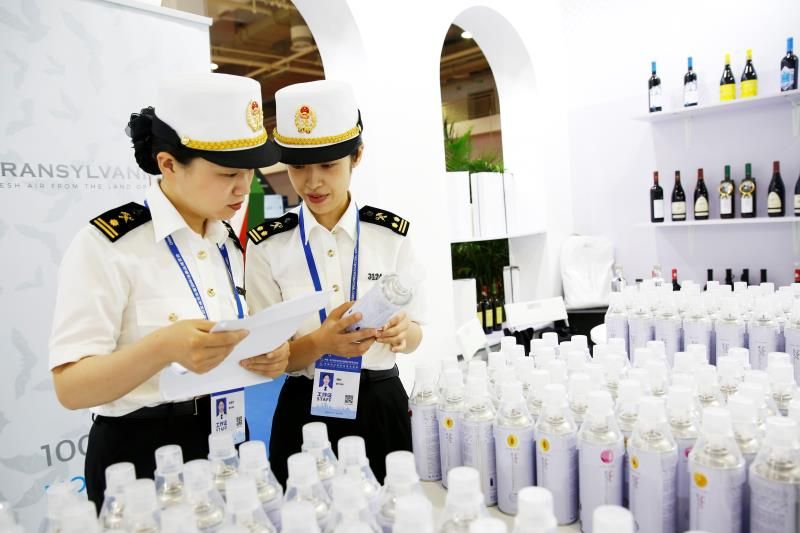 波海关关员对展览会进口商品开展现场监管（资料图）  姚菊萍 摄