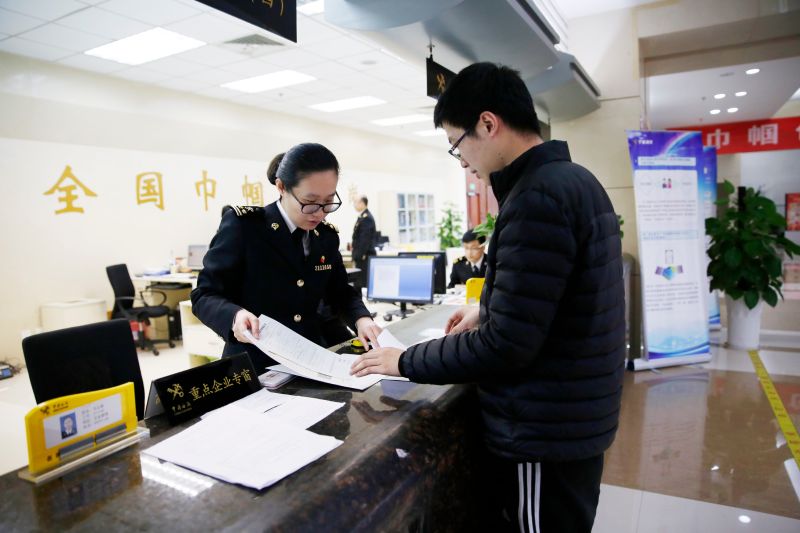 宁波海关关员为博览会参展企业提供政策咨询服务  姚菊萍 摄