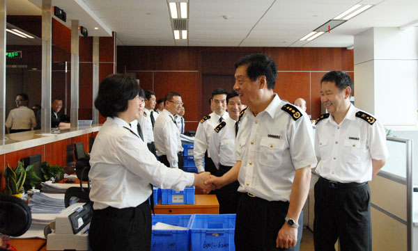于广洲一行视察上海浦东国际机场海关(图)
