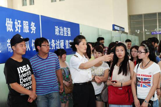 丹东海关热情接待大学生暑期实践(图)