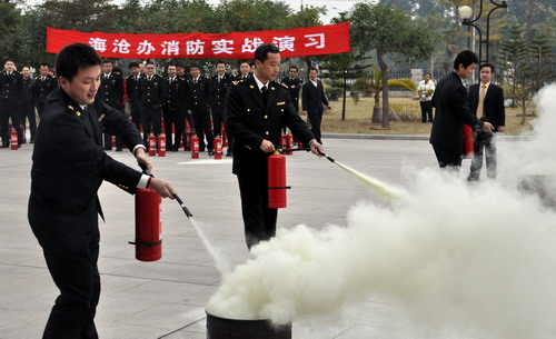 海沧办:实战演练普及灭火器使用技能