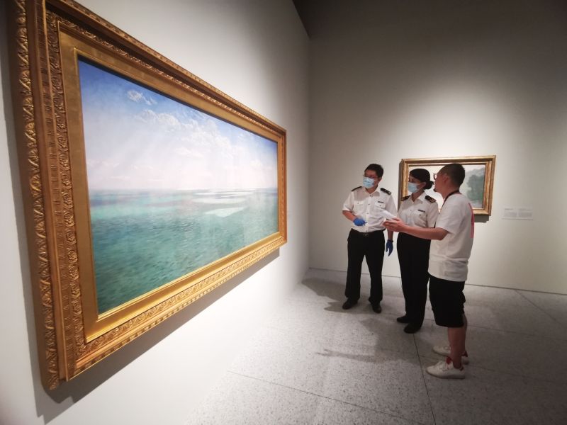 上海会展中心海关派员在浦东美术馆现场依据申报单对展品进行核对20210705-邱伟科摄2 上海会展中心海关派员在浦东美术馆现场依据申报单对展品进行核对20210705-邱伟科摄2