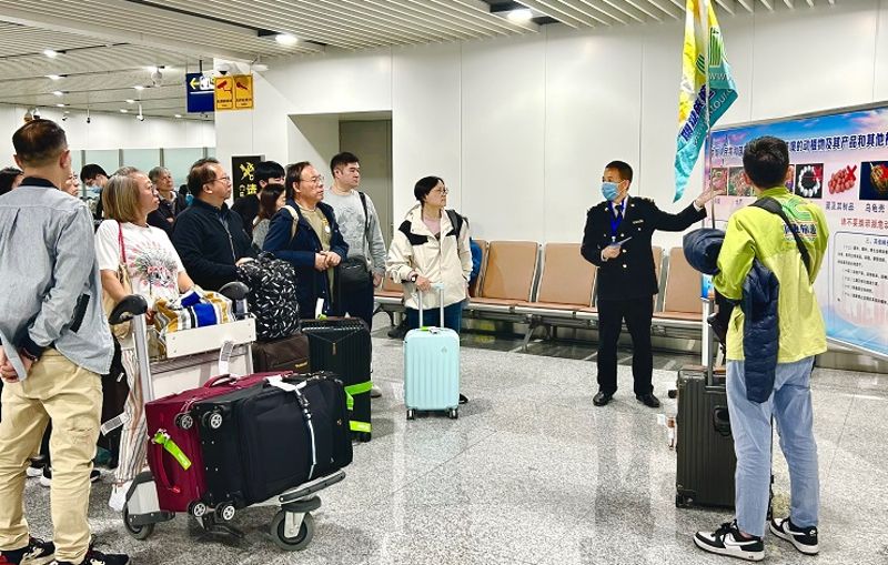 运城海关关员在航空口岸为导游和旅客讲解国门生物安全知识