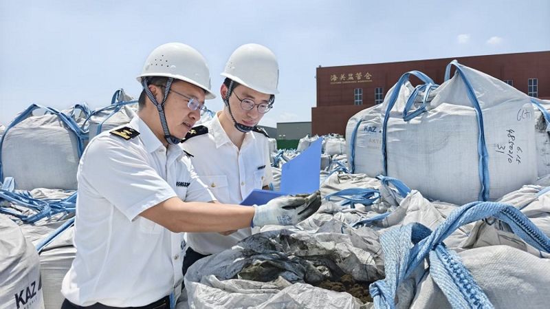临汾海关关员对进口铜精矿进行现场监管（作者：赵慧玲）
