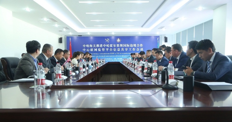 关长赵革与哈萨克斯坦财政部国家收入委员会副